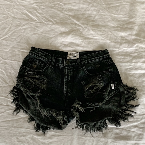 ONE Teaspoon Bandits Fox Black Denim Cut Off Short - Picture 2 of 3